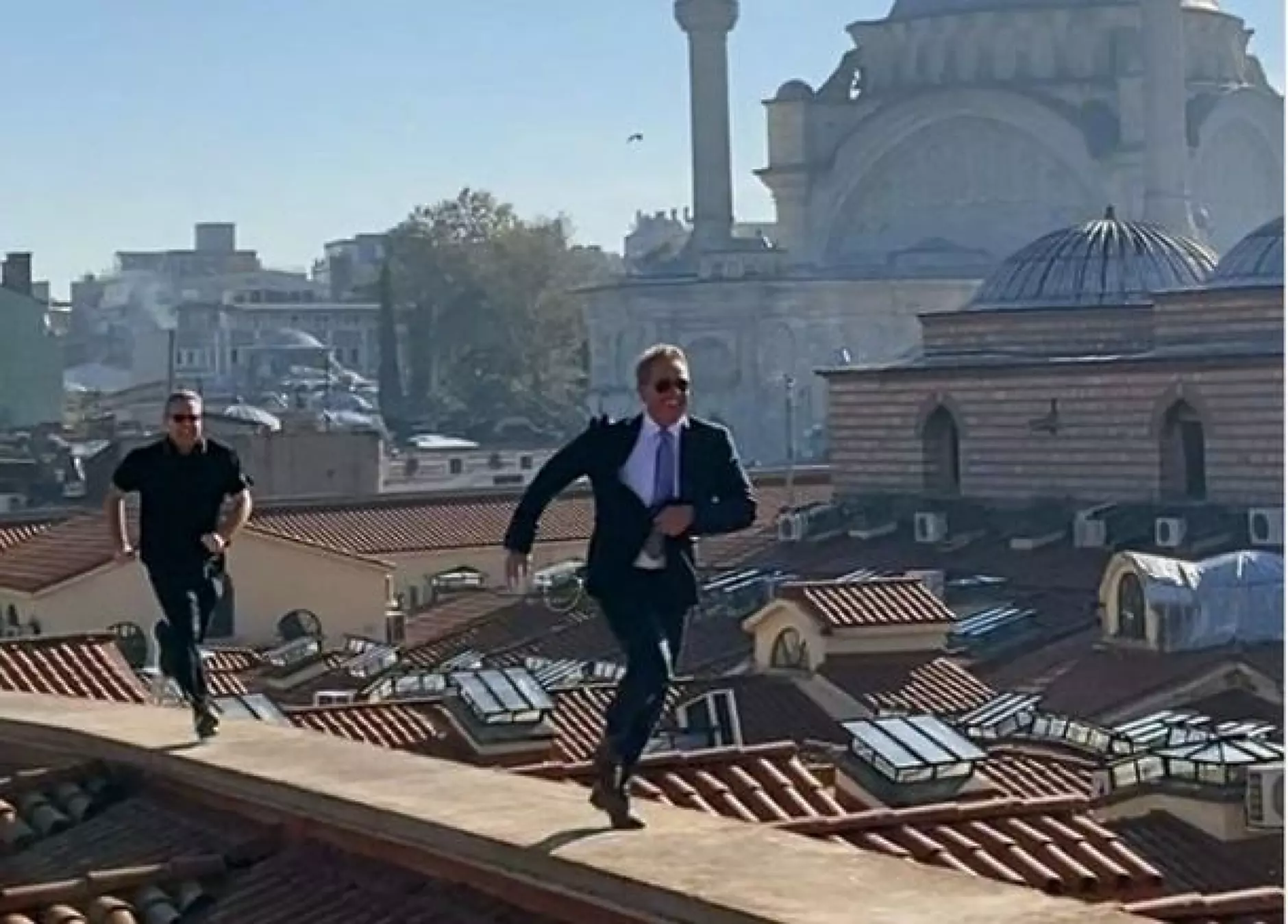 Посланикът на САЩ в Турция тича по покрива на Капалъчаршъ като Джеймс Бонд