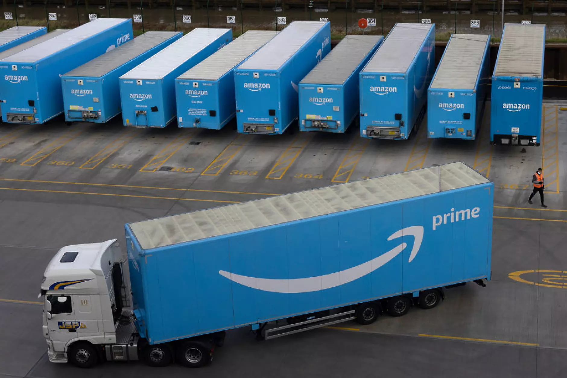 Amazon ще инвестира милиард евро в електрически камиони за Европа