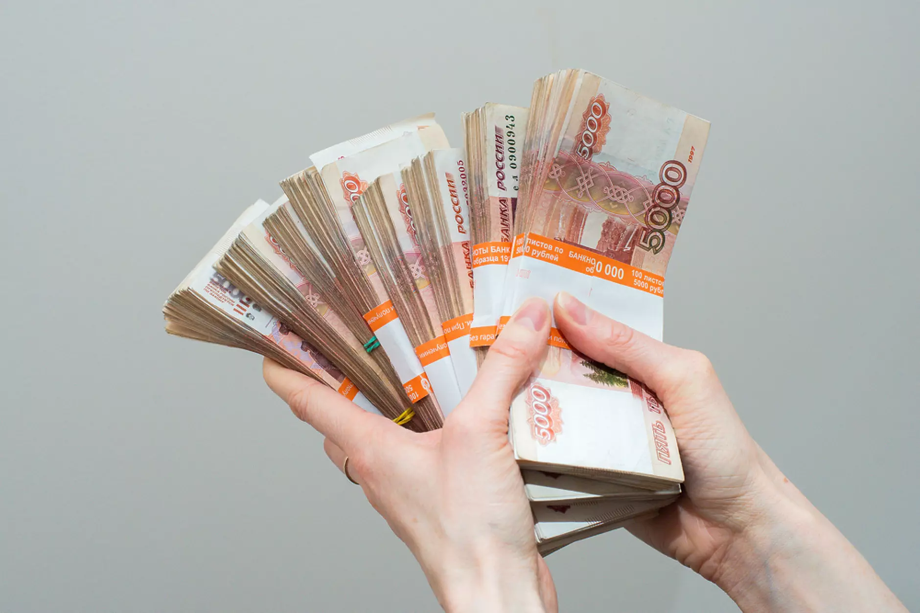 Руснаците изтеглиха 500 млрд. рубли от банките заради мобилизацията