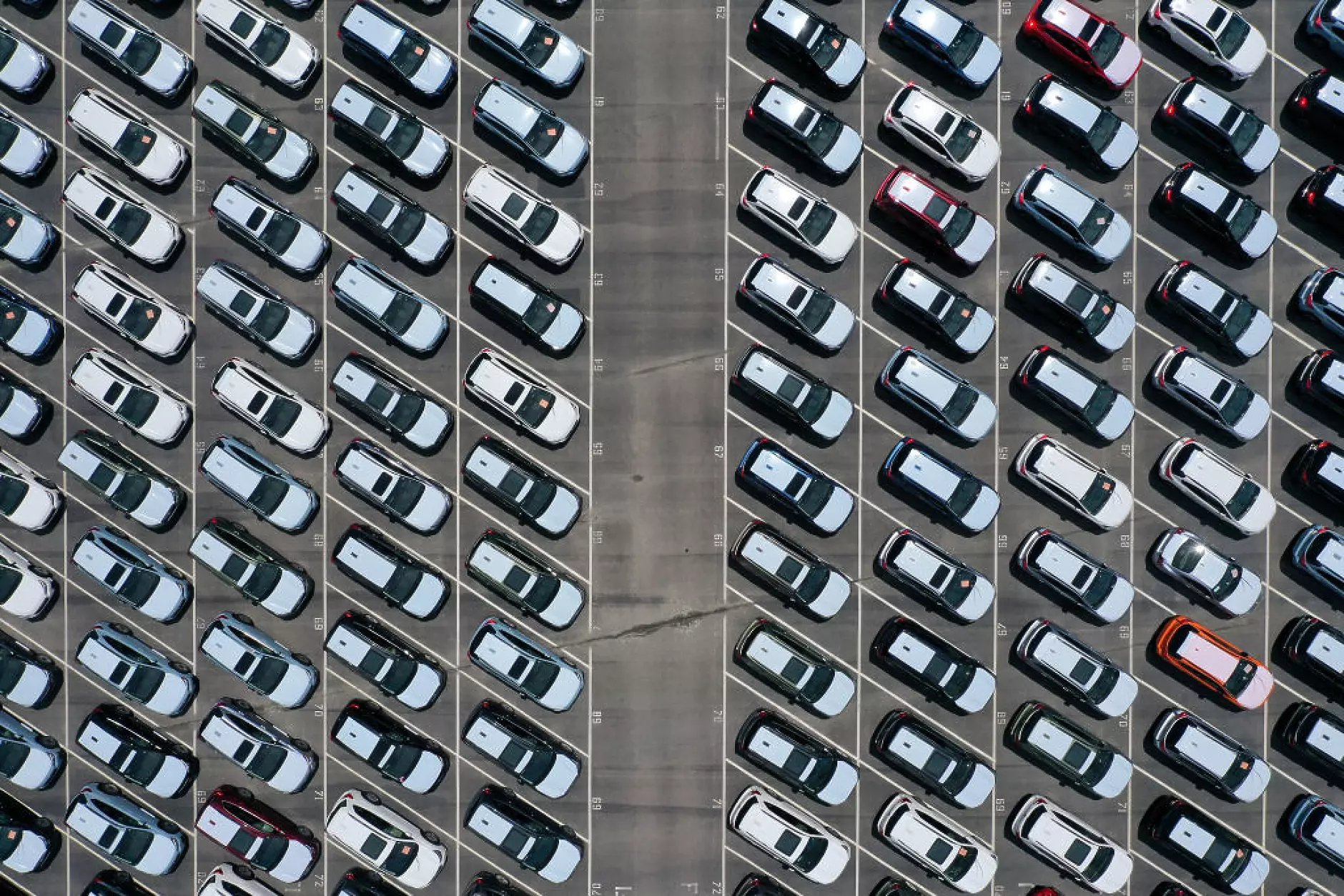 ЕК ще преразгледа правилата за ограничаване на замърсяващите автомобили през 2026 г. 