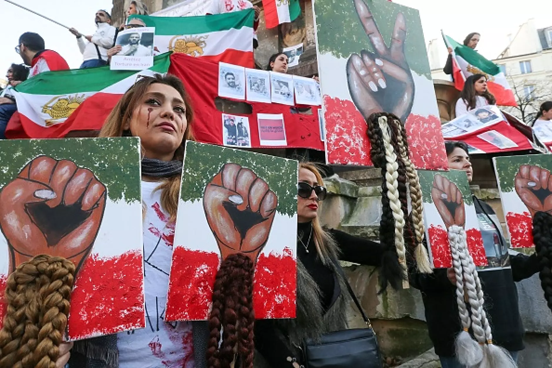 Иран осъди трима антиправителствени демонстранти на смърт