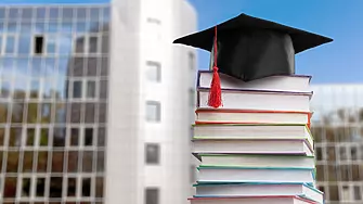 Махат стикерите от дипломите за висше образование 