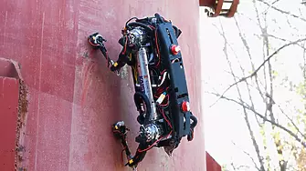 Роботът Marvel с магнитни лапи може да се движи по стени и тавани