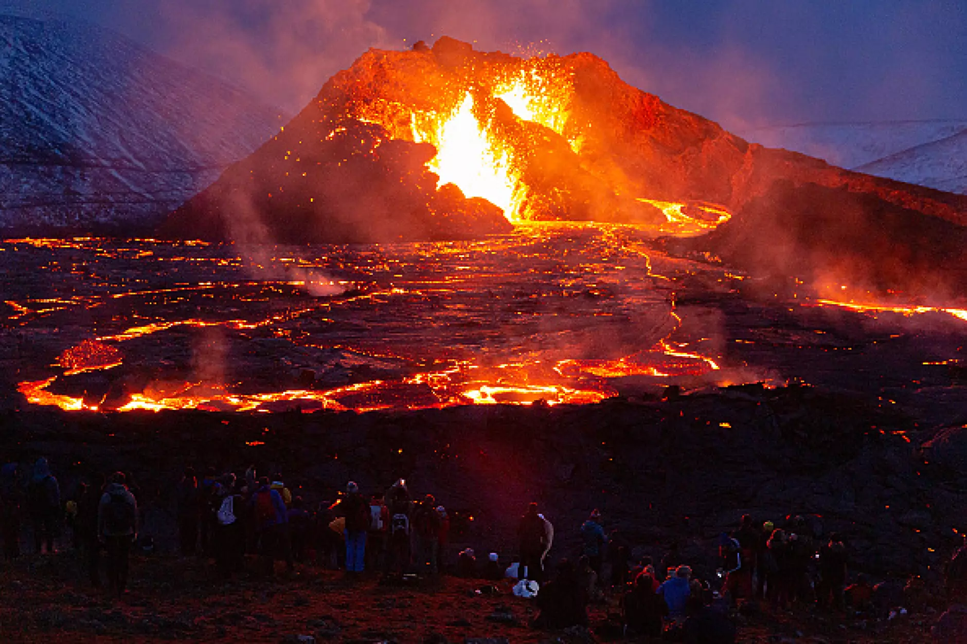 Дрон контролира вулканите като им подушва кратерите