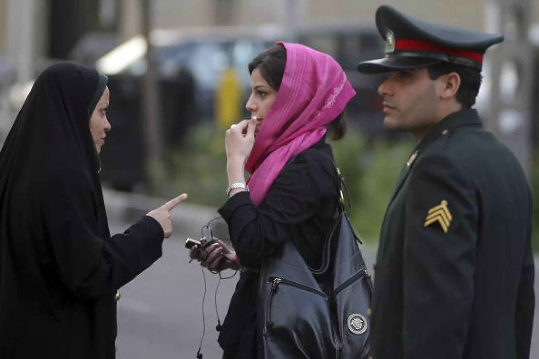 Иранската полиция пак следи за носене на хиджаб