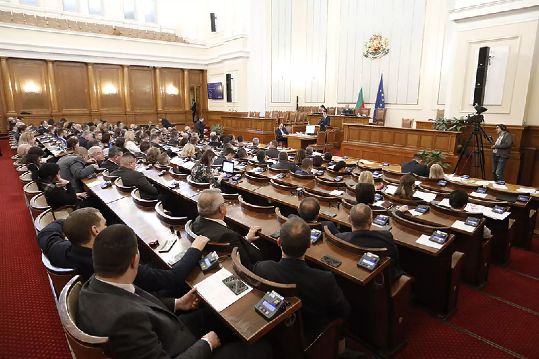 Процедурна суматоха за дневия ред на парламента, Рашидов мъмри депутатите
