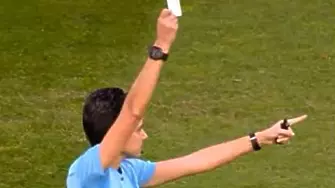 Съдийка вдигна първия в историята  бял картон на футболен мач в Потругалия 