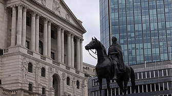 Английската централна банка отново вдигна лихвите, очаква „по-плитка рецесия