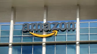 Служители на Amazon във Великобритания стачкуват за първи път за заплати, в САЩ съкращават 3000 души