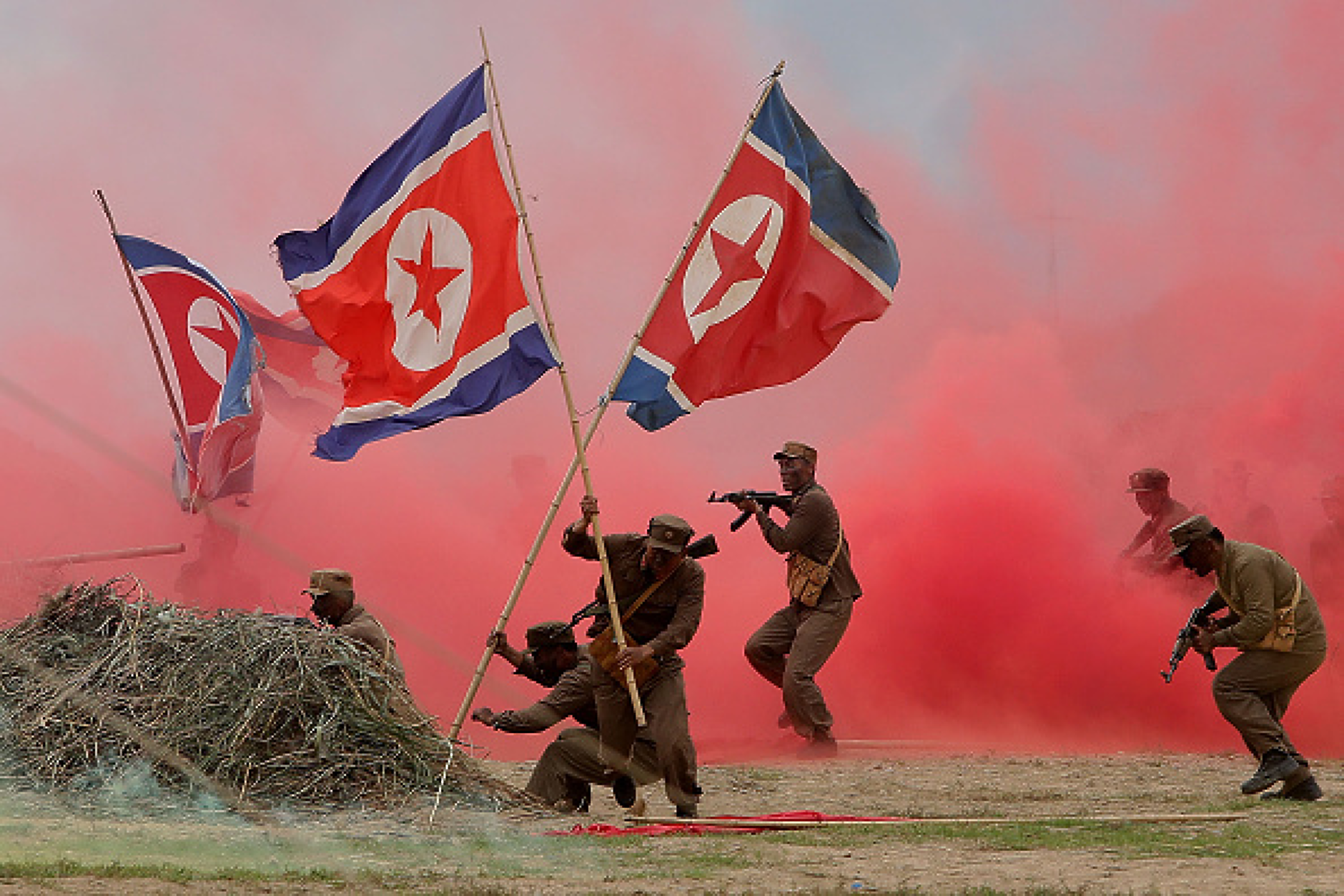 Северна Корея разширява военните си части и въвежда нови знамена в армията