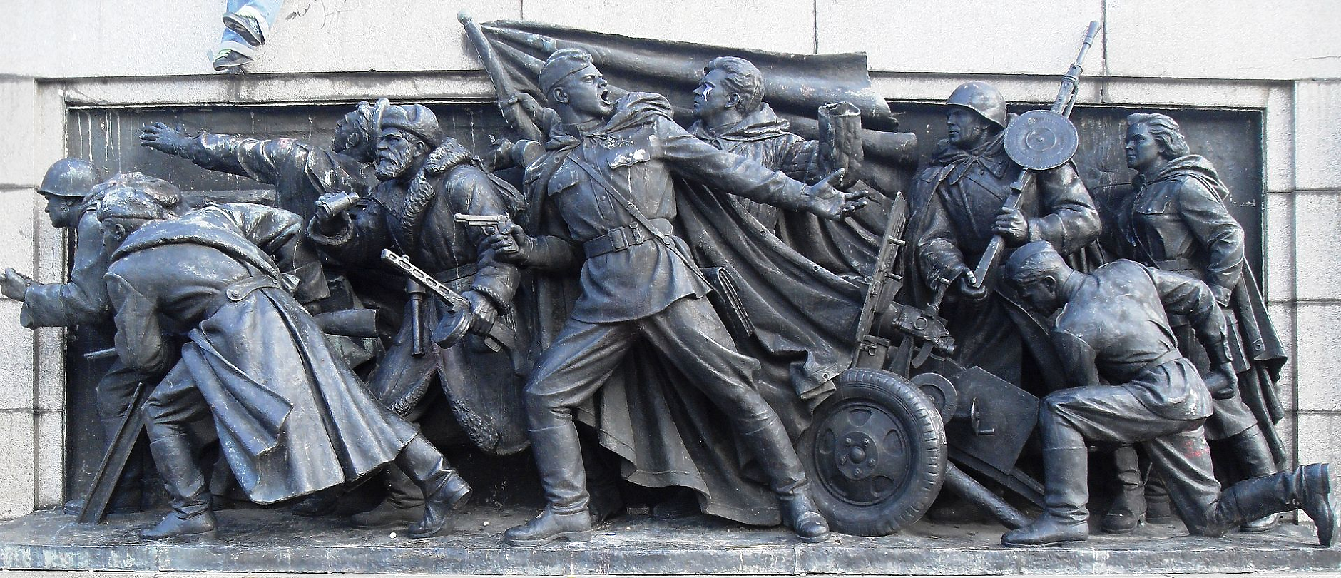Общинска комисия одобри да се демонтира паметника на Съветската армия в София 