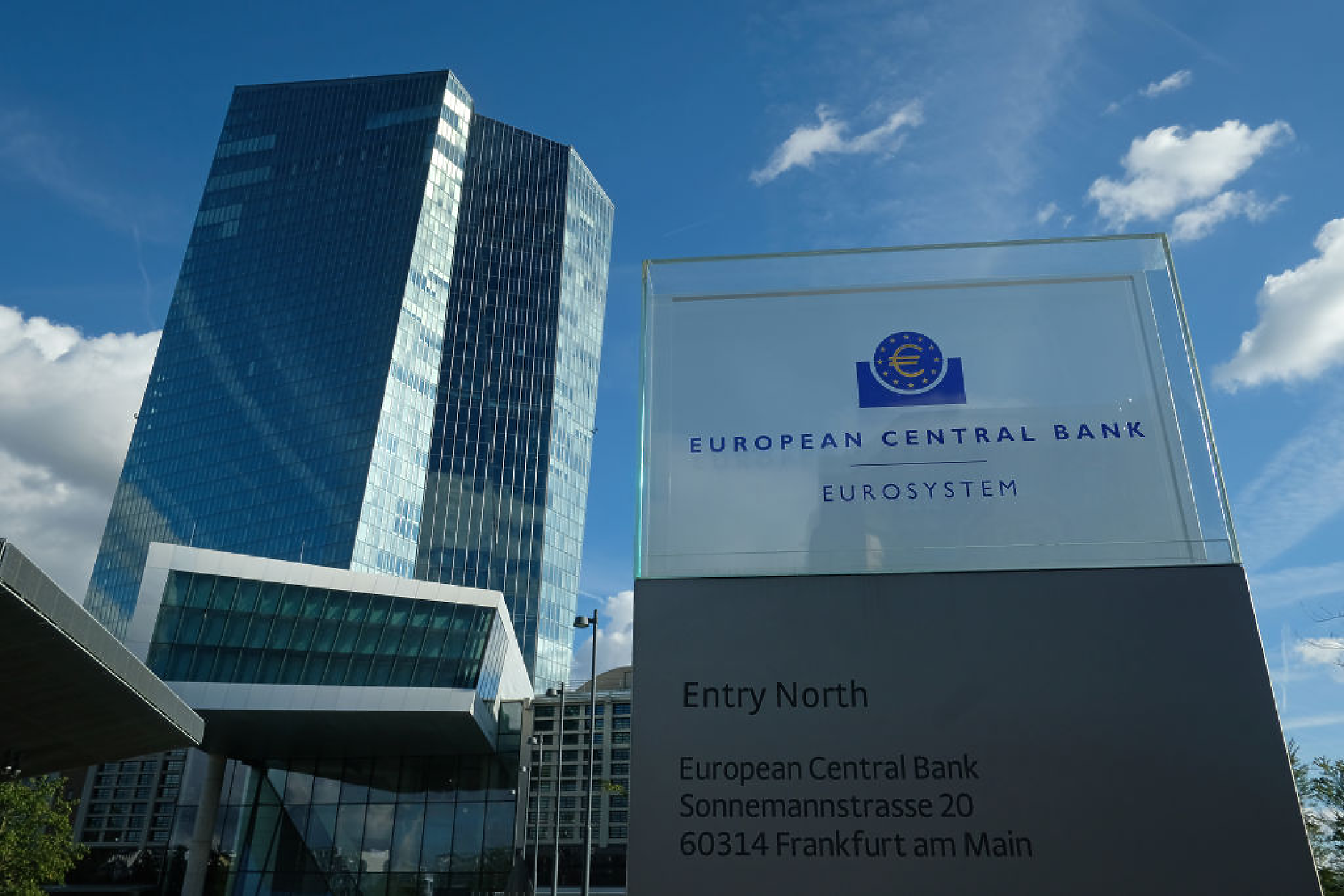 ЕЦБ отчете какви са заплатите на ръководството ѝ