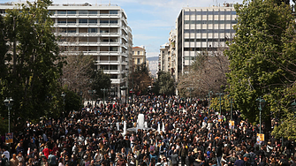Многохиляден протест в Атина след смъртоносна влакова катастрофа тази седмица; група демонстранти влязоха в сблъсъци с полицията
