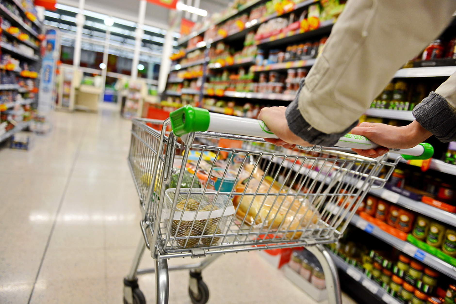 Министър разпореди търговските аташета да събират данни за цените на 20 основни храни