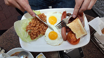 Традиционната английска закуска за първи път стигна цена от 35 паунда