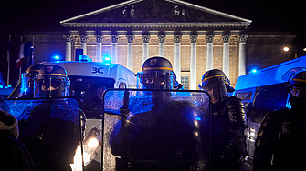 Подпалиха кметството на Бордо при протестите нощес срещу пенсионната реформа