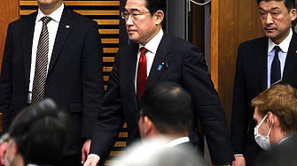Паралелна дипломация: Японският премиер пристигна изненадващо в Киев