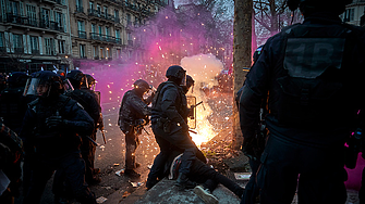 Франция с блокирани летища, гари и училища от мощна протестна вълна  