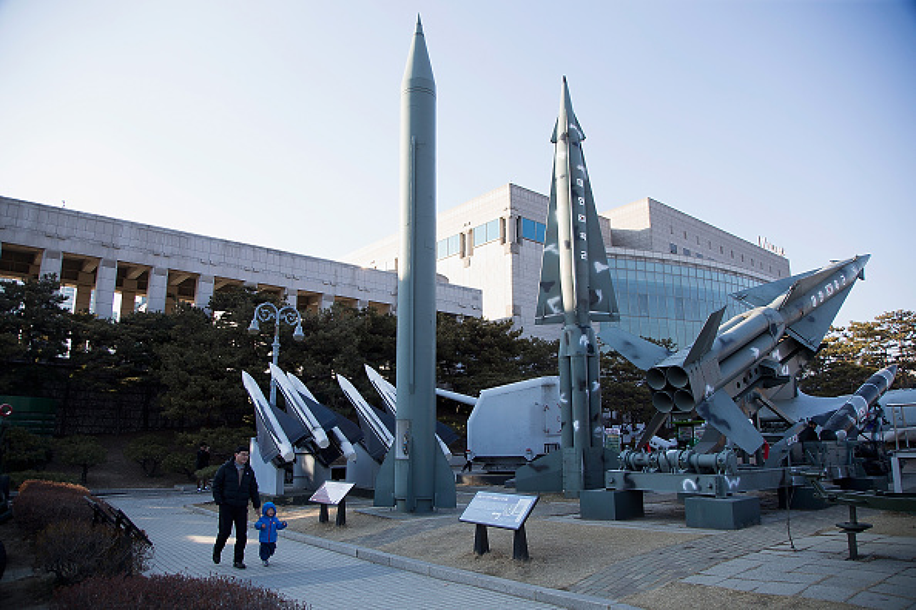 Сеул опитва да попречи на Пхенян да купупува материали за производството на спътници
