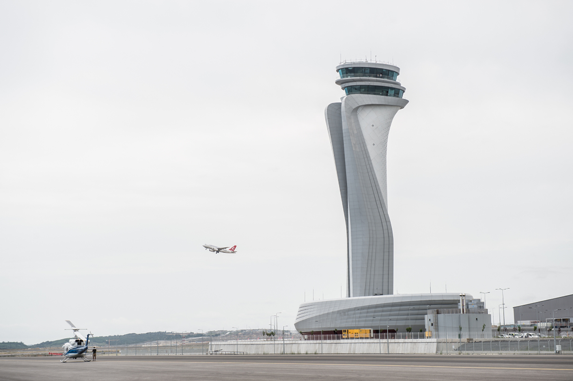 Кулата за въздушен контрол на новото летище в Истанбул впечатлява с футуристичния си дизайн. Снимка: Shutterstock