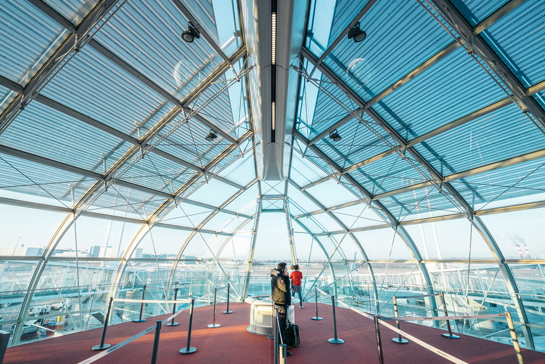 Терминал за излитащи на "Шарл дьо Гол" - най-голямото международно летище на Франция. Снимка: Shutterstock