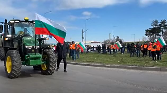 Зърнопроизводителите блокираха пристанища и гранични пунктове в първия ден на протеста си (обзор)