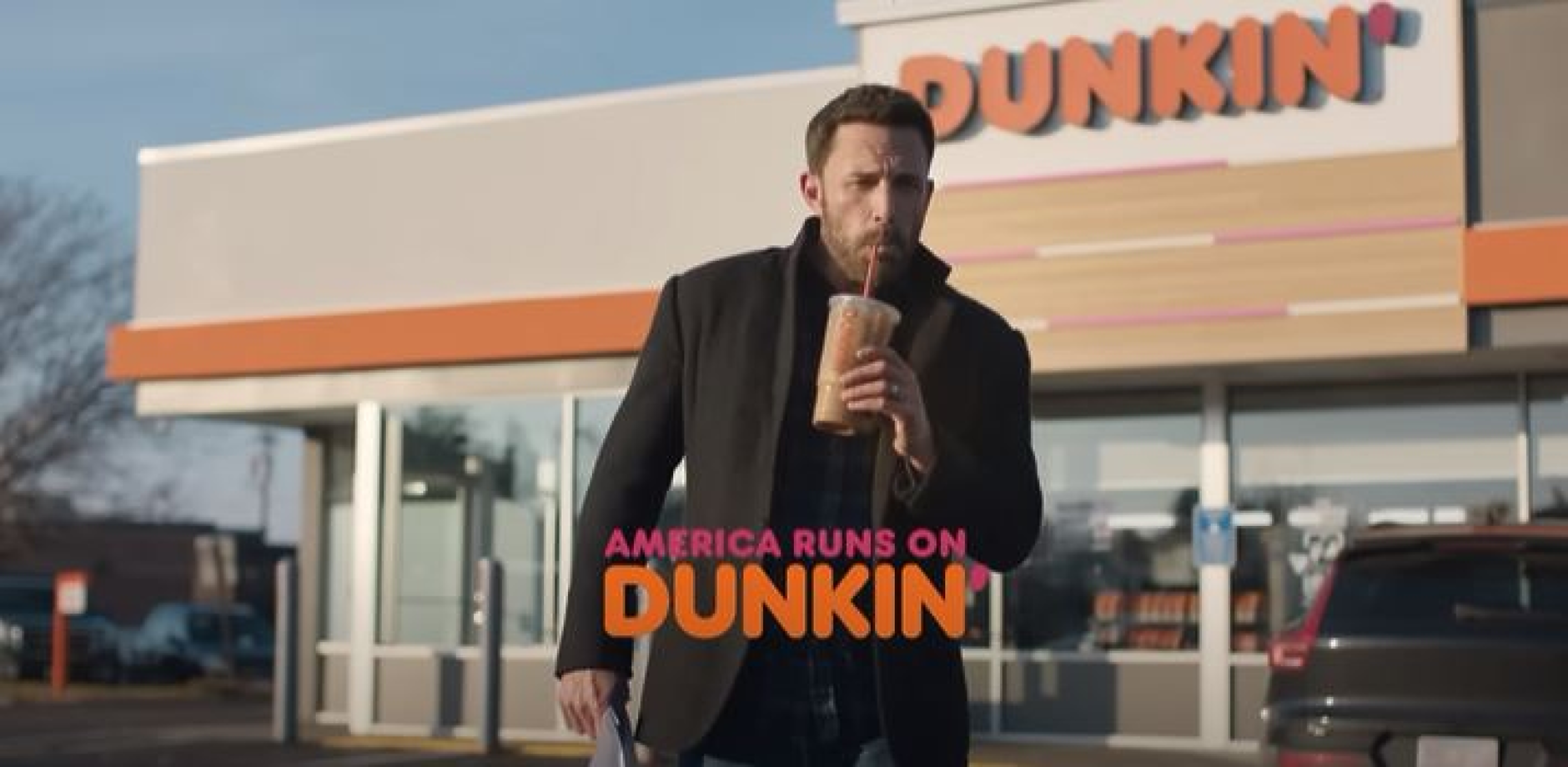 Персоналът на Dunkin’ бърка Бен Афлек с Мат Деймън в нов рекламен спот (Видео)