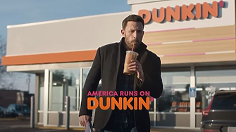 Персоналът на Dunkin’ бърка Бен Афлек с Мат Деймън в нов рекламен спот (Видео)