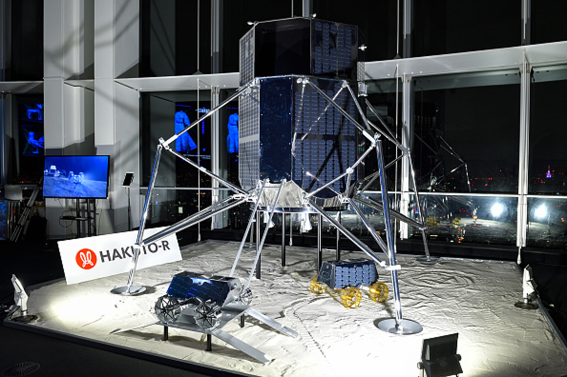 Японският космически апарат Hakuto-R се е разбил при кацане на Луната