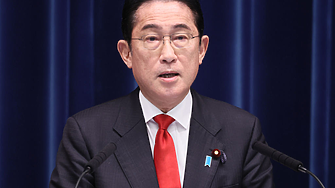 Японският премиер се върна към предизборната кампания, която бе прекъсната заради експлозия