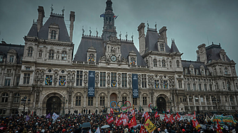 Законът за пенсионната реформа във Франция влезе в сила на фона на вълна от протести