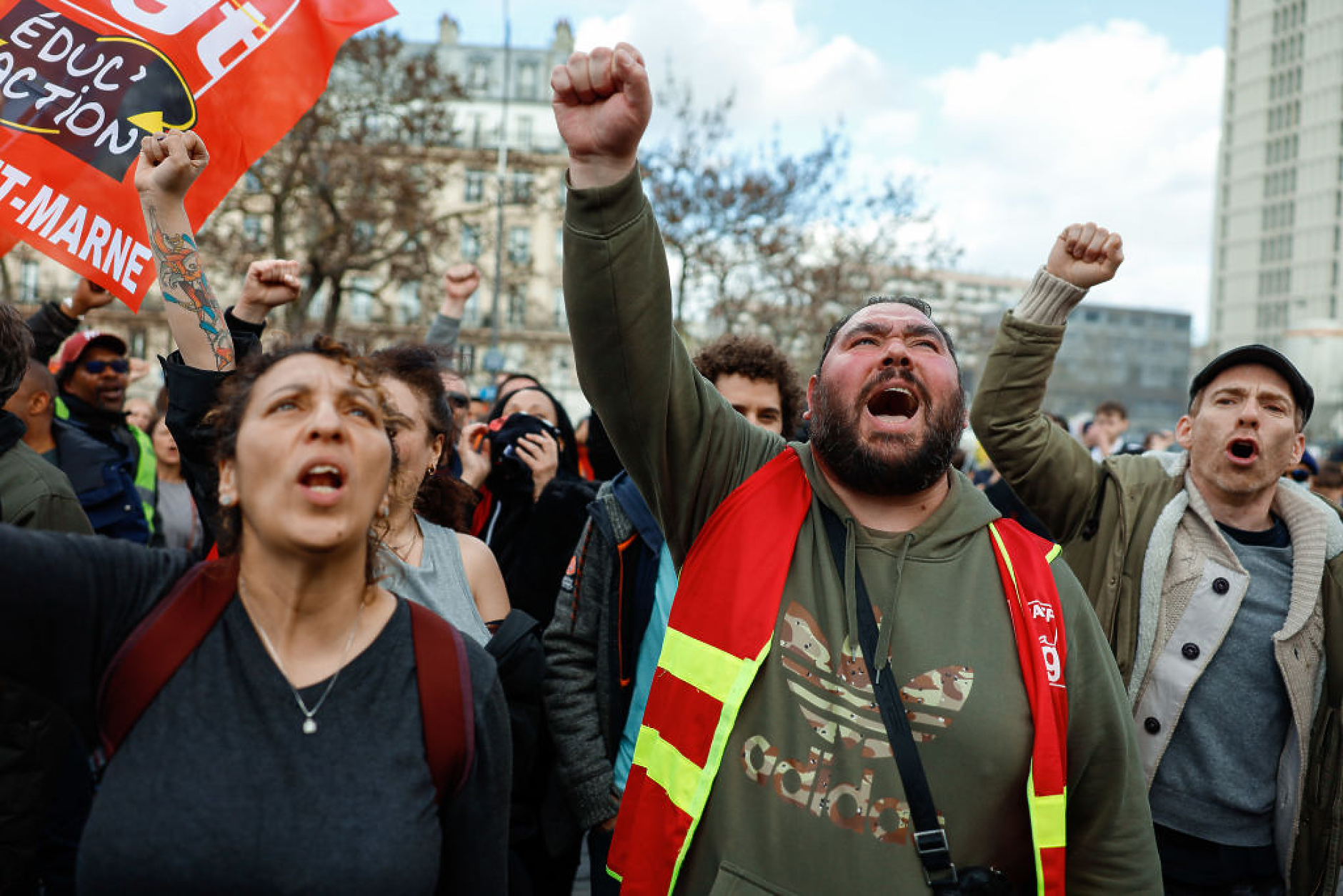 Първомайски шествия и протести срещу пенсионната реформа във Франция