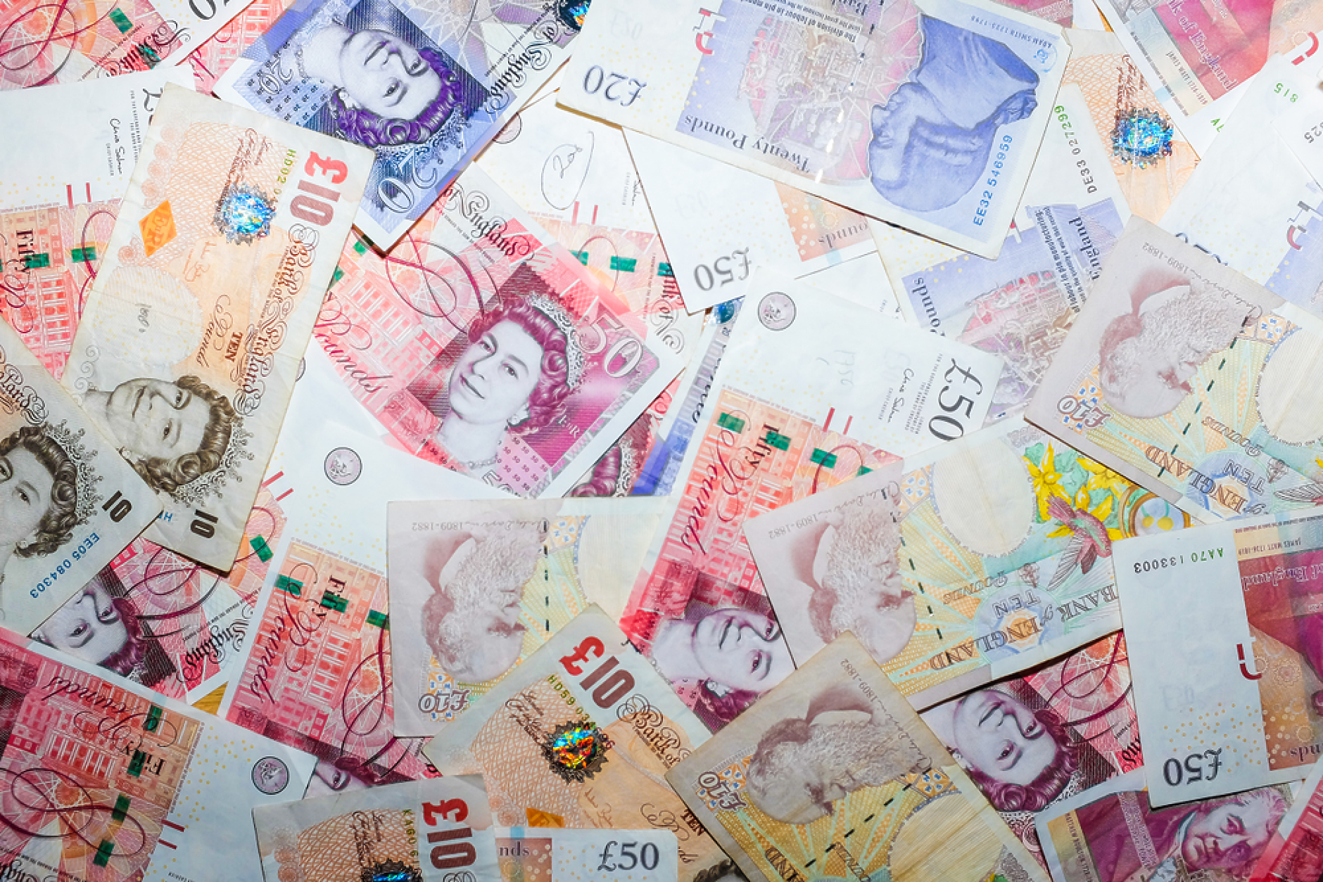 UK Finance: Финансови измамници откраднали над £1,2 млрд. от британци за година