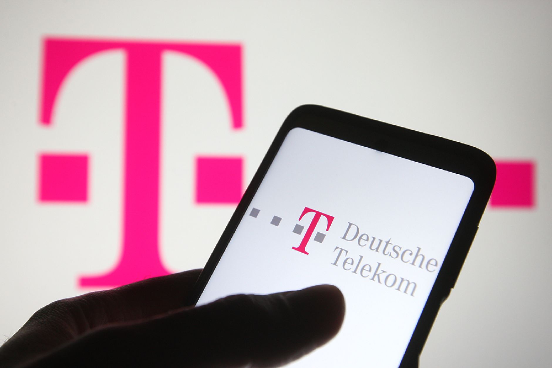 Продажба на дял в бизнес вдигна печалбата на Deutsche Telekom до 15,36 млрд. евро