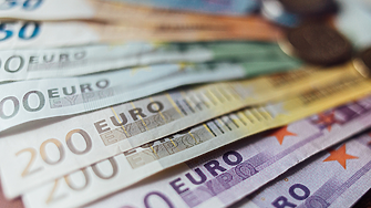 Еврото продължава да се търгува над 1,10 долара