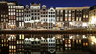 Влиза в сила забраната за пушене на канабис в квартала на Червените фенери в Амстердам