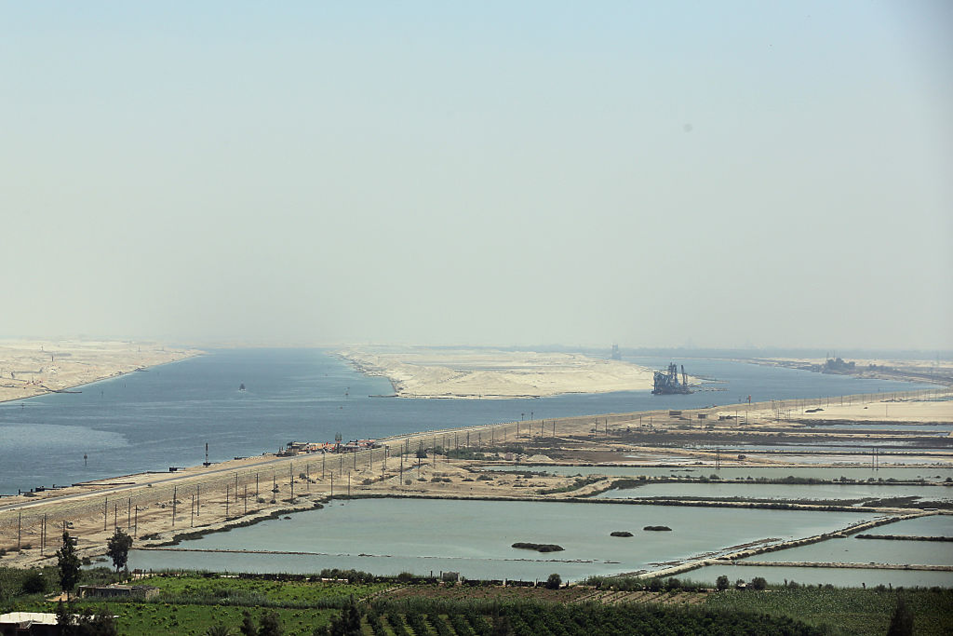 190-метров кораб заседна за няколко часа в Суецкия канал
