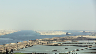 190-метров кораб заседна за няколко часа в Суецкия канал