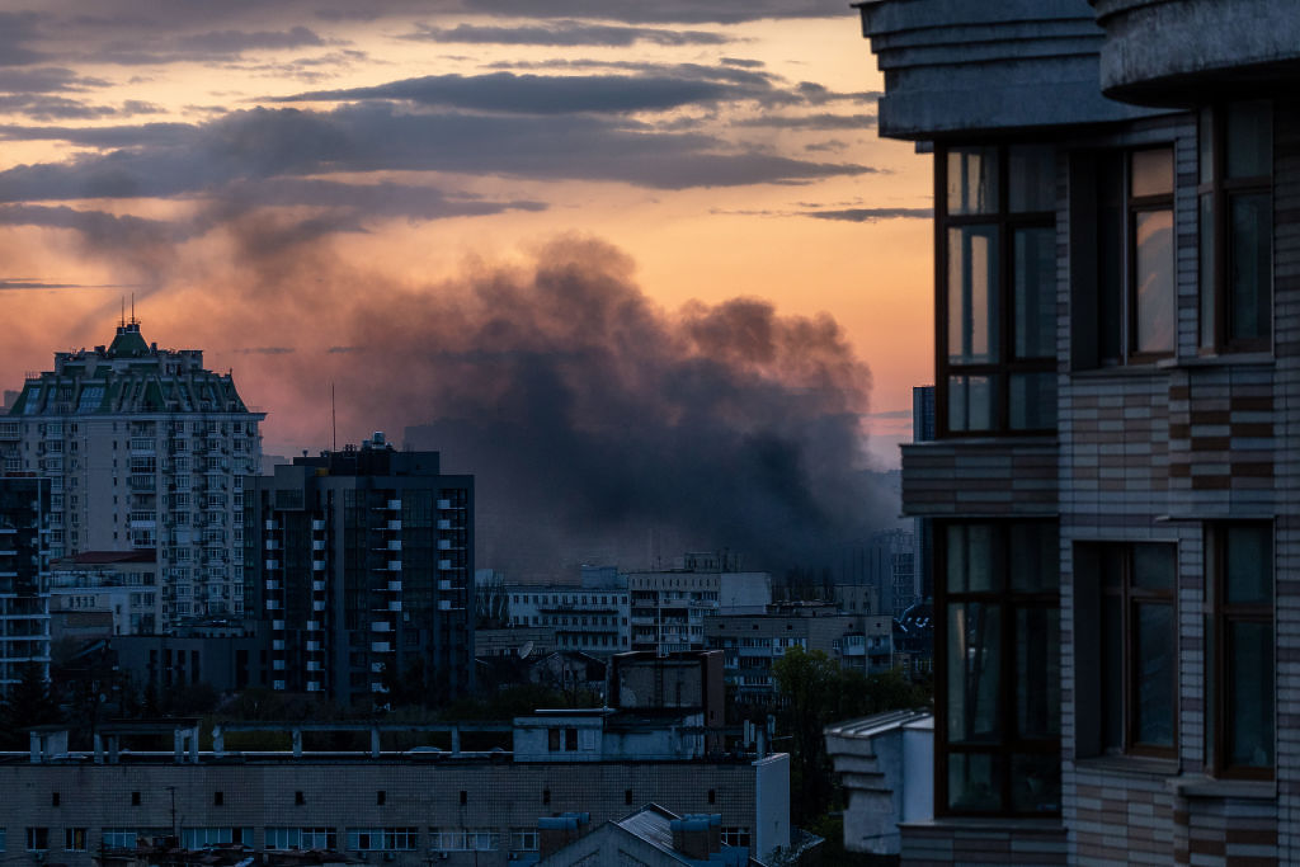 Украинската армия съобщи за нови взривове и пожари в Киев
