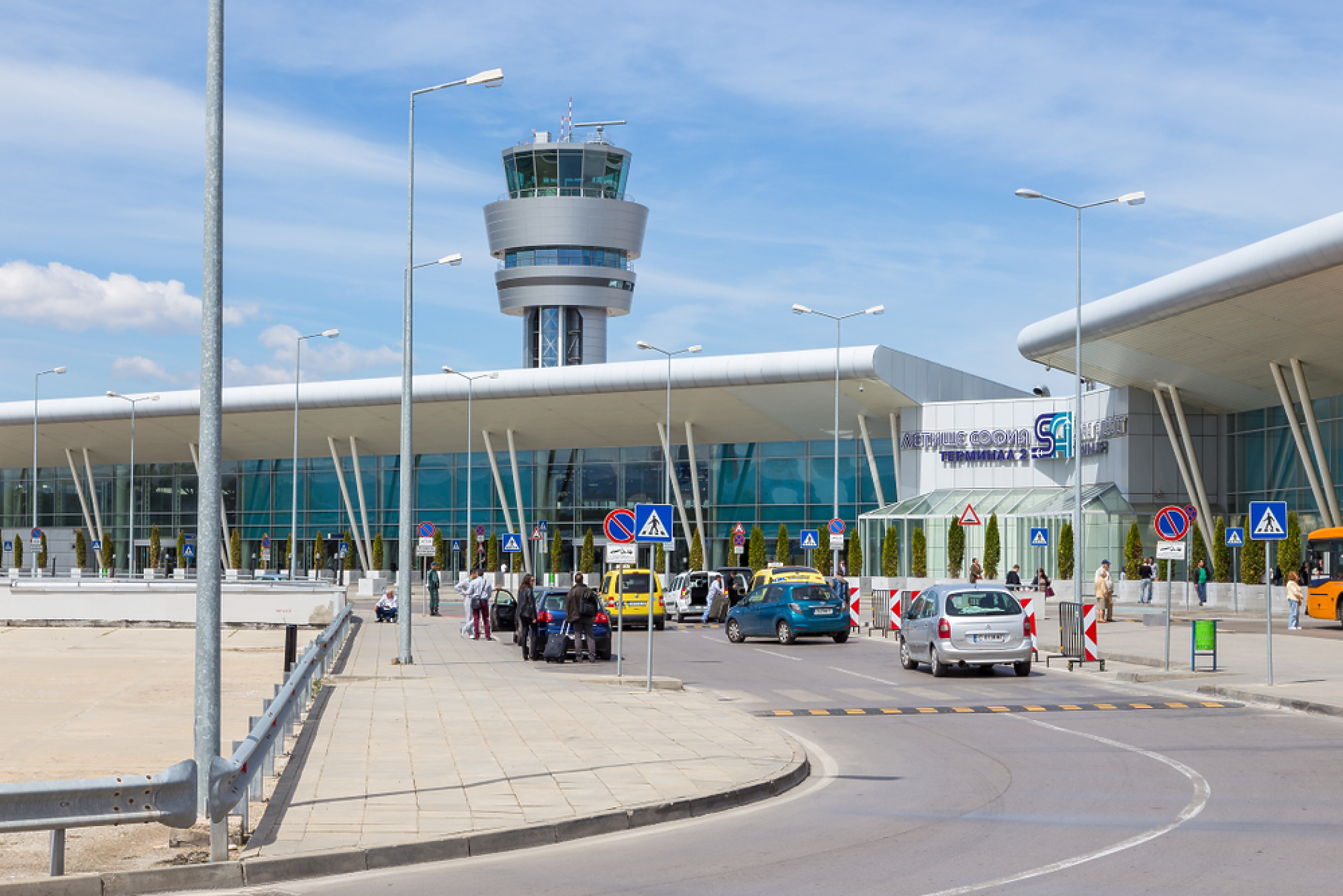 До 2026 г. 10 на сто от таксиметровите превози от летище София ще се извършват от електромобили 