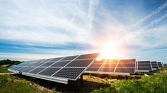 МАЕ: Инвестициите в слънчева енергия през 2023 г.  за първи път ще надвишат тези в петрол