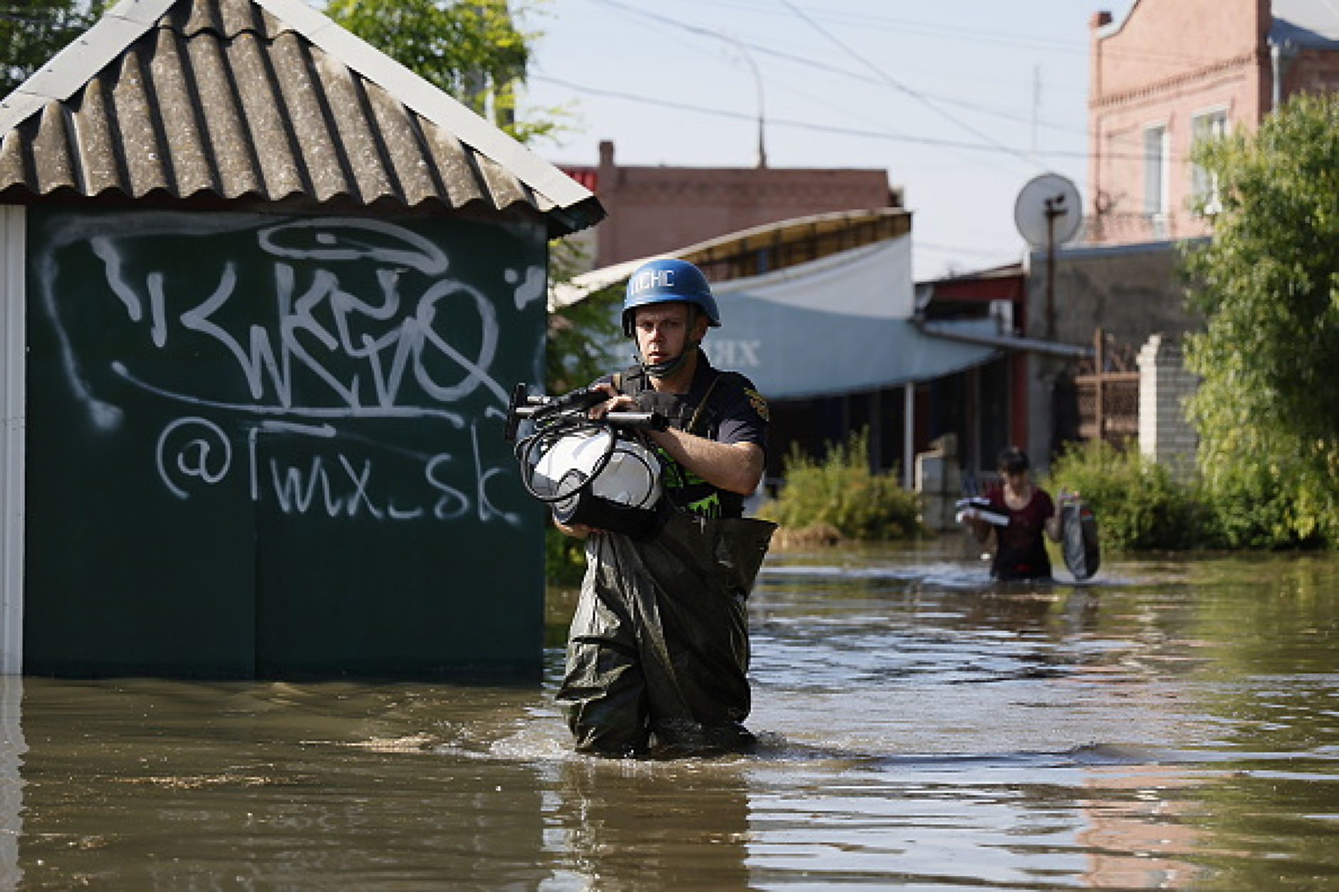 Спасител от местните екипи за евакуация в Херсон. Снимка: Getty Images