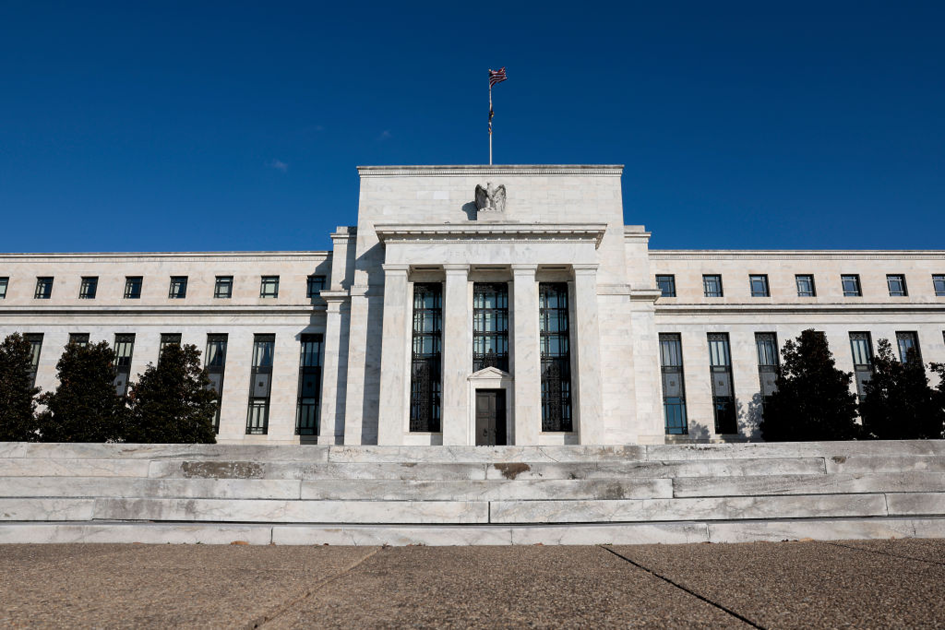 Увеличения, паузи и понижения: Централните банки поемат в различни посоки