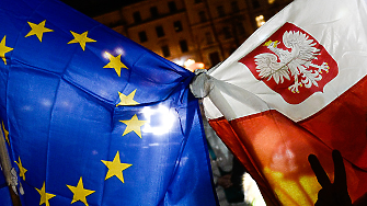 Полша може да уволни 40 хиляди държавни служители заради лустрация