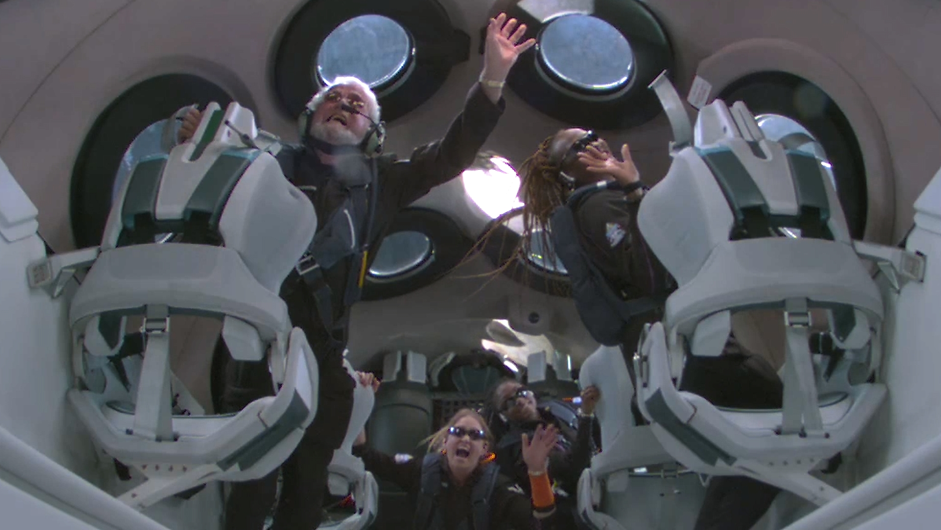 Екипажът на Galactic 02 в "свободен полет". Снимка: virgingalacti.com
