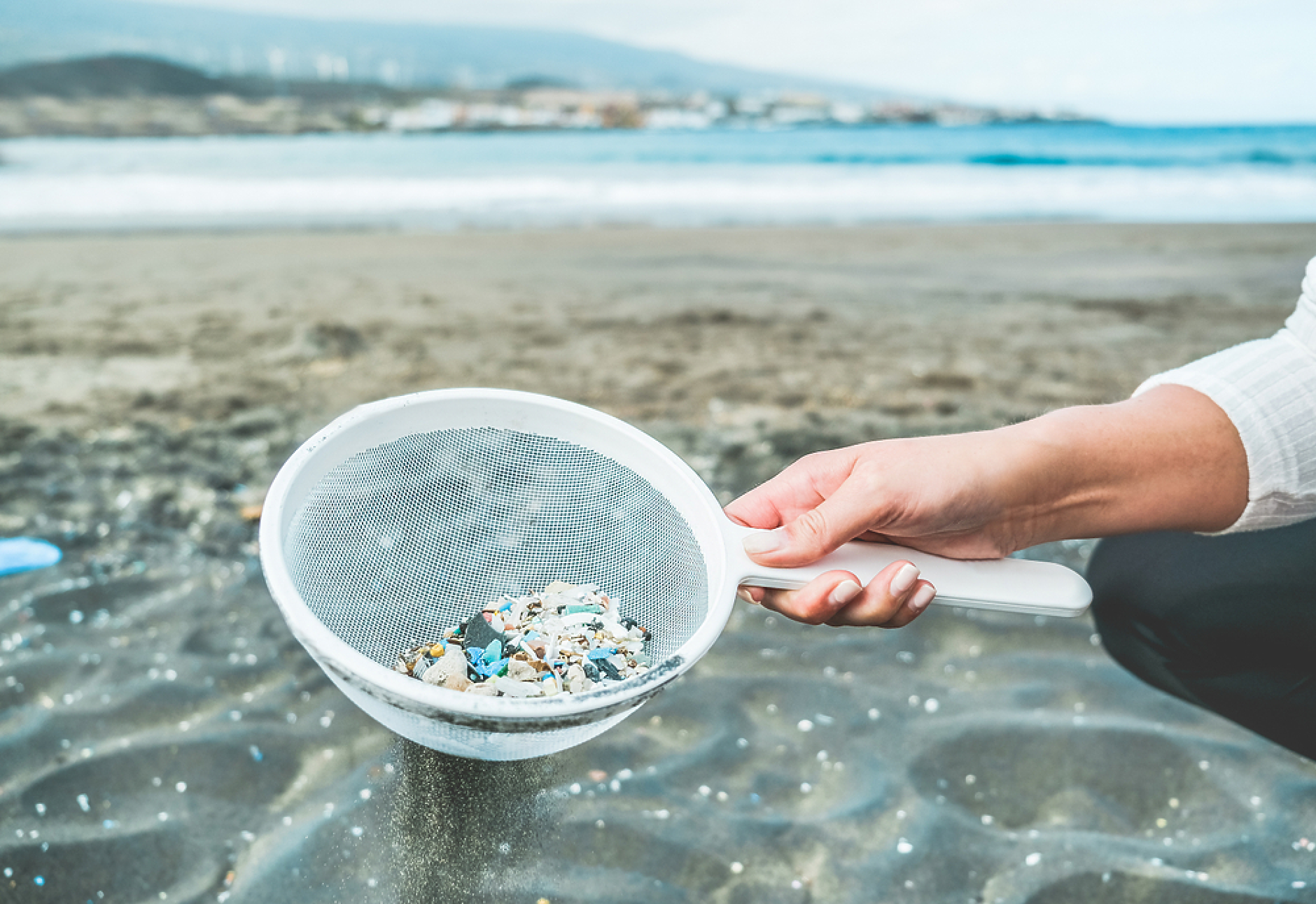 Брюксел подготвя регламент за борба с неволното изпускане на микропластмаса в морето