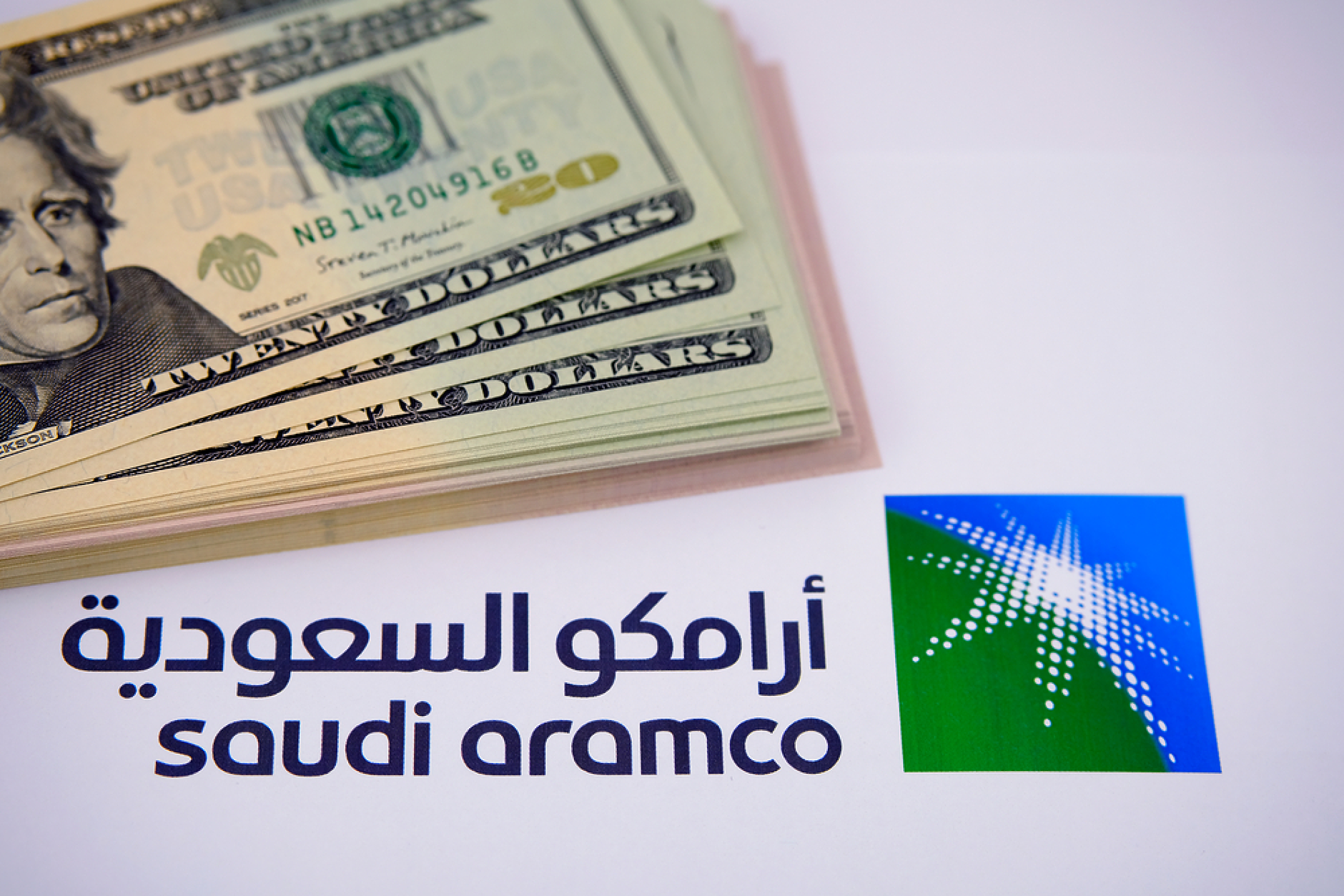 Печалбата на саудитската нефтена компания Saudi Aramco се сви поради по-ниските цени на петрола