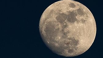 Индийският космически апарат кацна на Луната