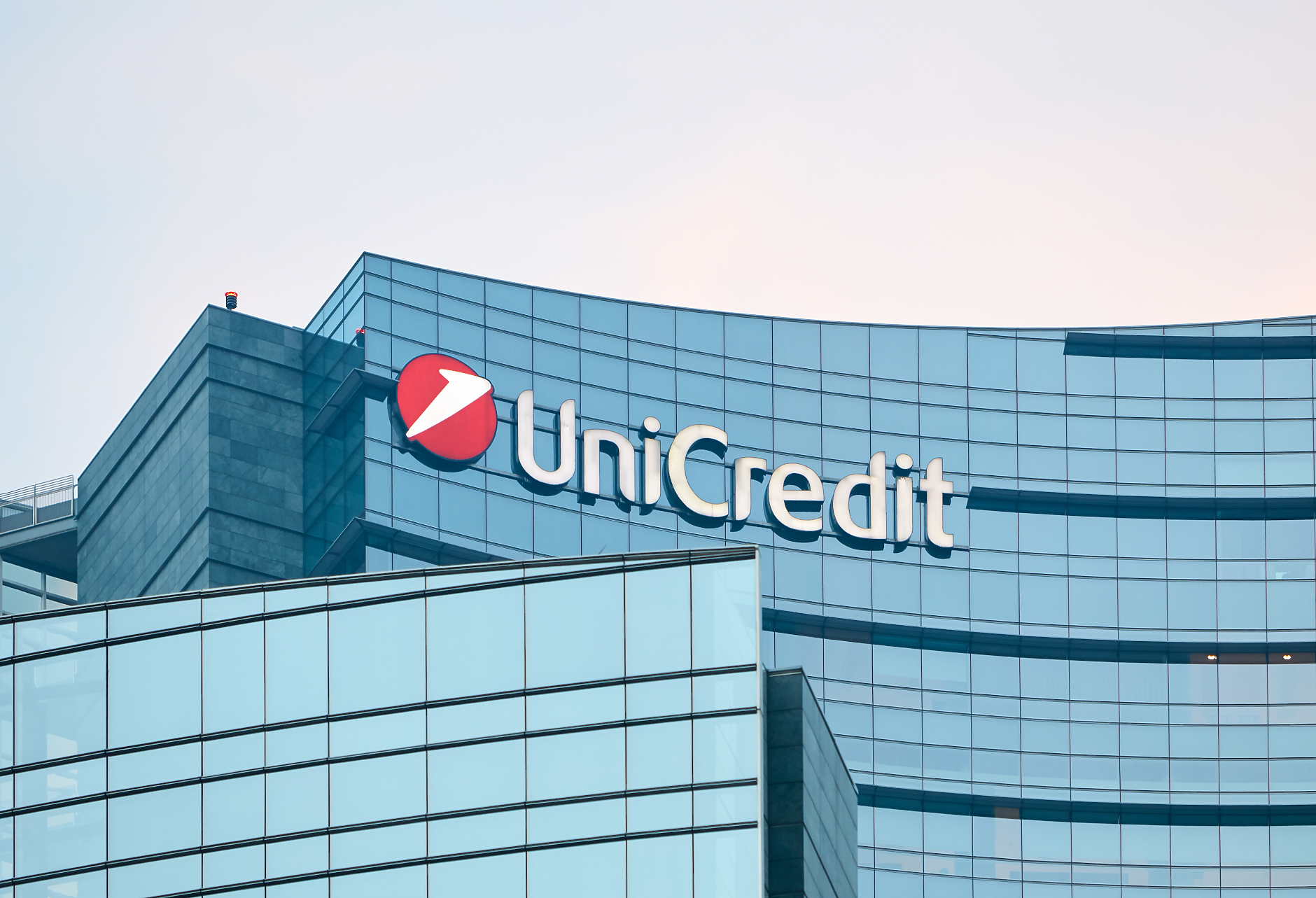 UniCredit планира да изкупи обратно акции на стойност до 2,5 млрд. евро