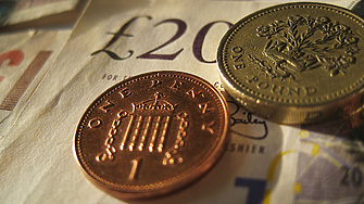 Британският паунд записа най-лошото си месечно представяне спрямо долара от година